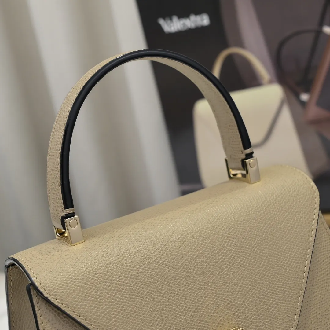 Valextra, the name of Italy's beloved horse, Iside is Val. One of extra's most iconic designs. There is no obvious logo, but the simple collective line design is very recognizable, full of architectural art, and shows a capable and intellectual style. It is made of imported palm-print lining cowhide, with up to five stitches of handwork, and the shiny oil edges test the skill of the craftsman. Small size: 22cm model 6627-1#